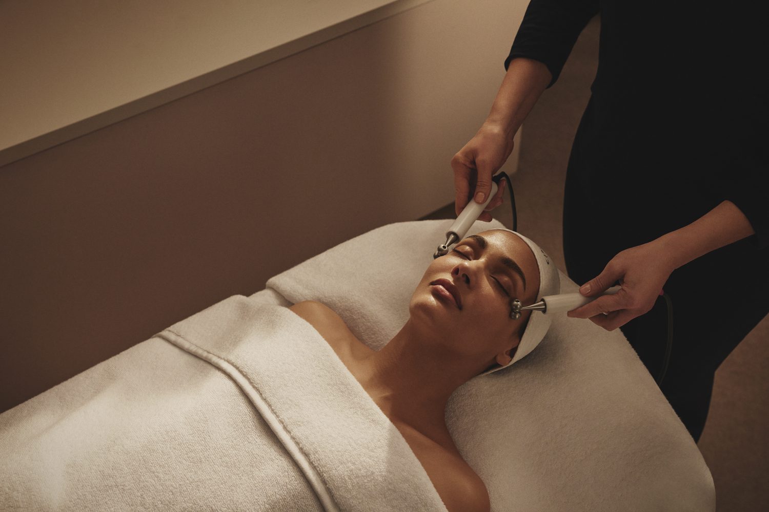 Elemis TECH Radiance & Revive Facial