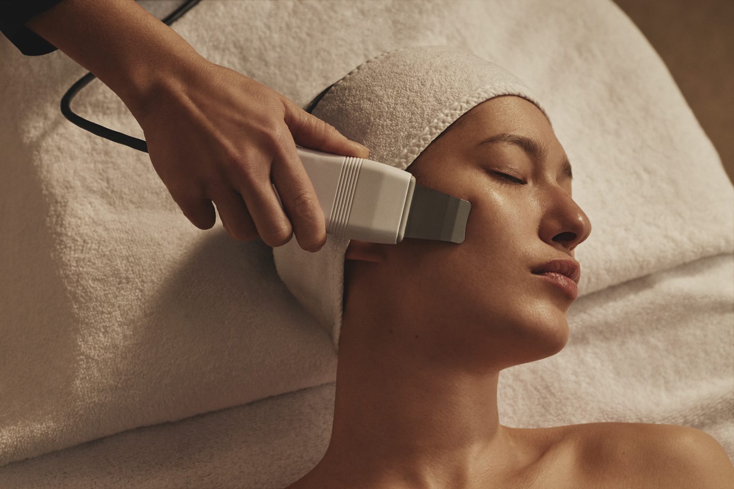 Elemis TECH Sculpt & Firm Facial